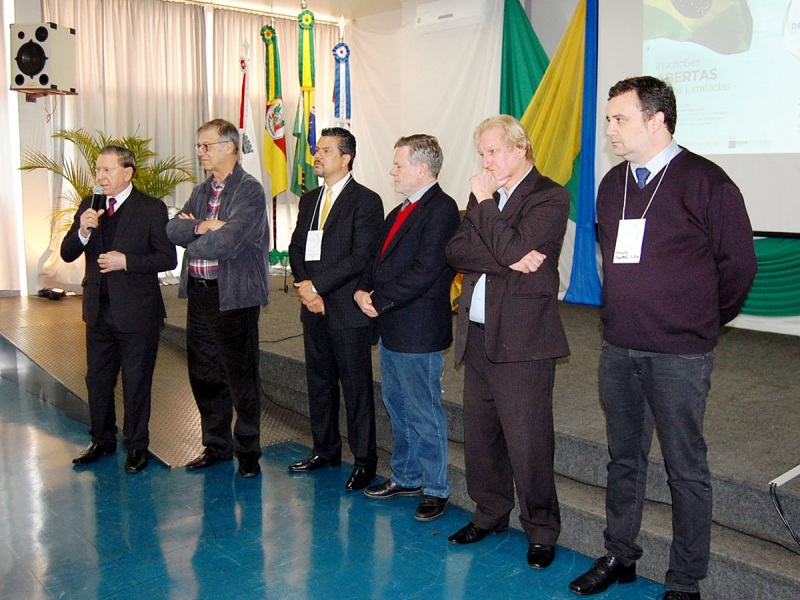 PREFEITO PARTICIPA DA ABERTURA DE SIMPÓSIO DE FORMAÇÃO POLÍTICA